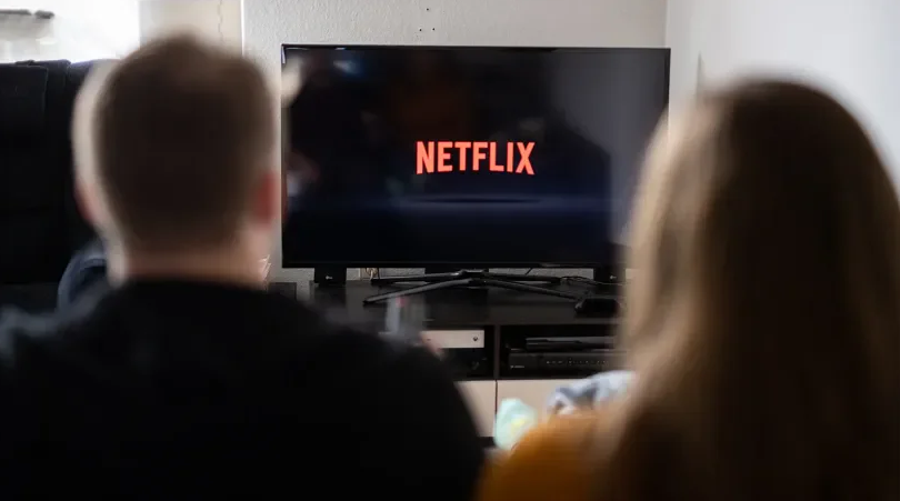 Стриминговый сервис Netflix временно приостанавливает свою работу в России