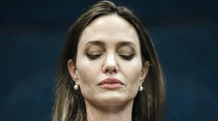 Анджелина Джоли вновь пожаловалась на Брэда Питта