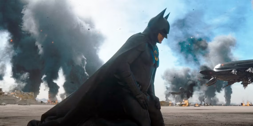 Бэтмен Майкла Китона отправляется в полет в новом ролике "Флэша"
